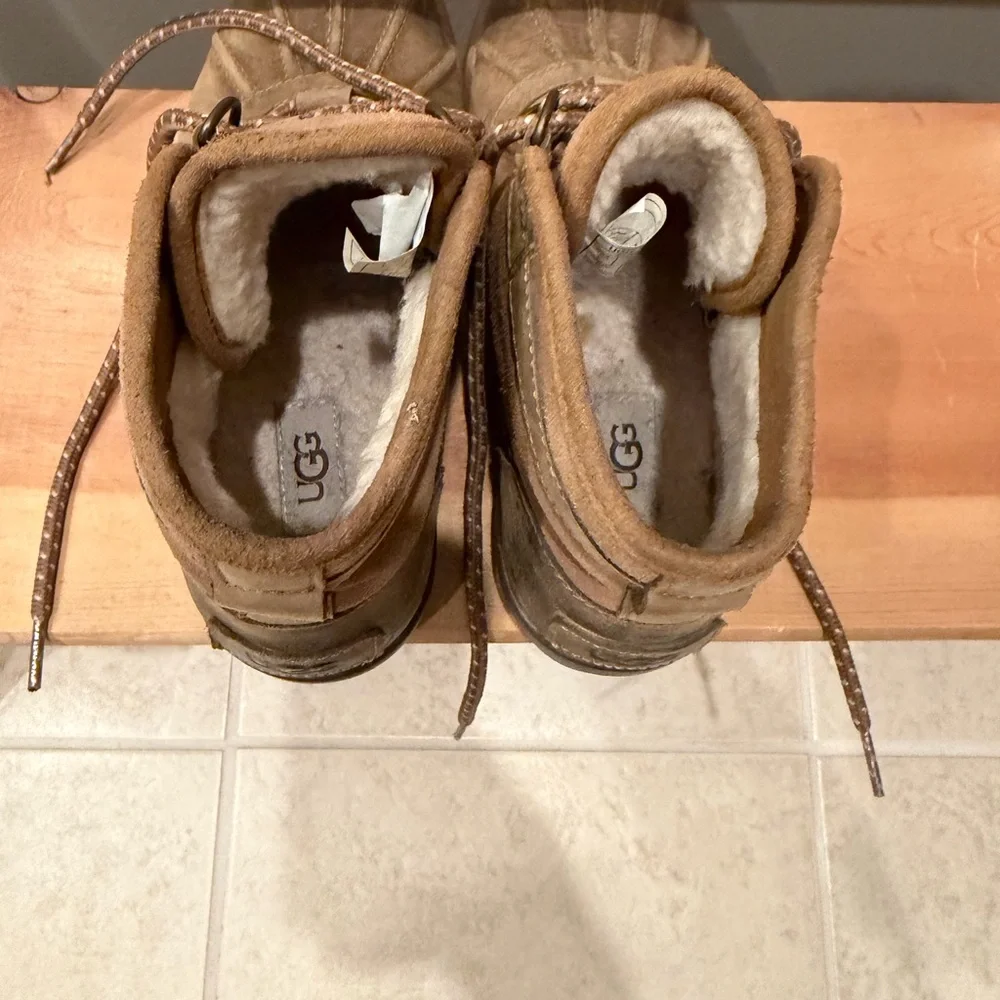 UGG women’s size 7 Tan Suede Duck Boots - Picture 6 of 7